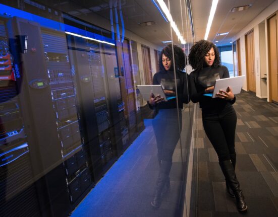 người phụ nữ mặc áo đen sử dụng máy tính xách tay Surface