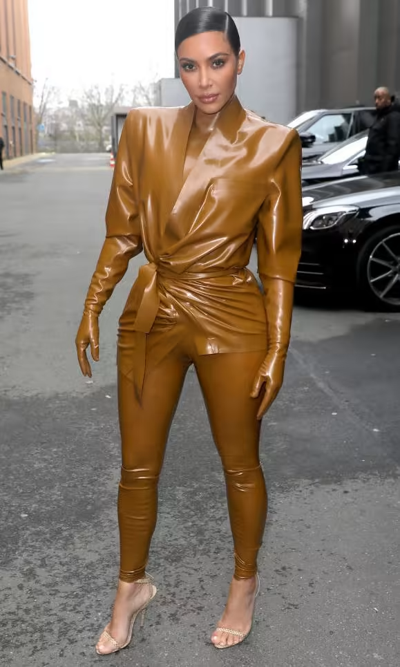 Kim im Latex-Outfit