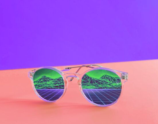 عکاسی از نمای نزدیک با عینک آفتابی قاب سفید